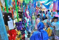 Tumplek: Warga padati alun-alun kesepuhan cirebon.