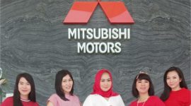 Manjakan Customer: Sales Supervisor, Pipit Delyarni (kerdung merah) dan para tim sales NBM siap manjakan Pelanggan di Akhir Tahun.