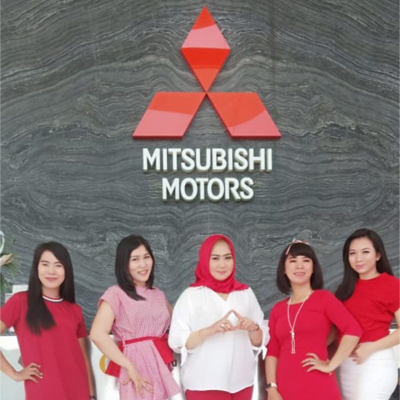 Manjakan Customer: Sales Supervisor, Pipit Delyarni (kerdung merah) dan para tim sales NBM siap manjakan Pelanggan di Akhir Tahun.
