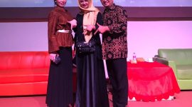 Caleg DPR RI Partai Berkarya Dapil Jateng VI,&nbsp;Milasari Kusumo Anggraini (kiri) usai&nbsp;menjadi narasumber dalam Lokakarya Ekonomi Kerakyatan bersama Goro di Dieng Extrashow, Kabupaten Wonosobo.