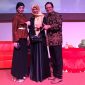 Caleg DPR RI Partai Berkarya Dapil Jateng VI,&nbsp;Milasari Kusumo Anggraini (kiri) usai&nbsp;menjadi narasumber dalam Lokakarya Ekonomi Kerakyatan bersama Goro di Dieng Extrashow, Kabupaten Wonosobo.