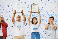 Foto Bersama: (Kiri-Kanan) GM contact center - Cek Fatwa, GM Labour Outsource - Putu Erman Sugianto, Marketing Director - Mira Sonia, GM Support - Bagus Putu Fabio, GM Marketing - Diharjanto Eddy, dan GM CBC - Febrian Pratama meraih Sertifikasi ISO 9001 dan ISO 27001 dan merayakannya dengan menggelar acara bertajuk SIMERS DAY 2018 di Dufan. SIMGroup adalah perusahaan jasa alih daya (outsourcing), Sertifikasi ISO ini bukti komitmen SIMGroup dalam melayani masyarakat.