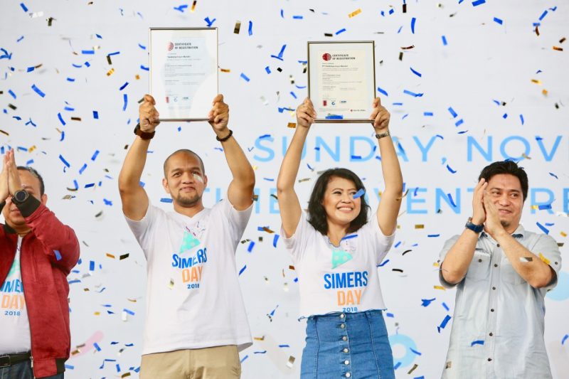 Foto Bersama: (Kiri-Kanan) GM contact center - Cek Fatwa, GM Labour Outsource - Putu Erman Sugianto, Marketing Director - Mira Sonia, GM Support - Bagus Putu Fabio, GM Marketing - Diharjanto Eddy, dan GM CBC - Febrian Pratama meraih Sertifikasi ISO 9001 dan ISO 27001 dan merayakannya dengan menggelar acara bertajuk SIMERS DAY 2018 di Dufan. SIMGroup adalah perusahaan jasa alih daya (outsourcing), Sertifikasi ISO ini bukti komitmen SIMGroup dalam melayani masyarakat.