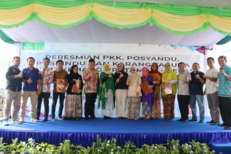 Foto Bersama: Walikota Bekasi Rahmar Effendi bersama PKK Kemang Pratama 3 Bekasi.