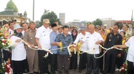 Meresmikan: Walikota dan Wakil Walikota Bekasi Meresmikan Jembatan Caman.