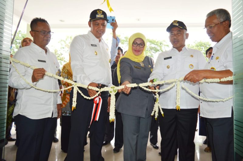 Simbolis: Walikota Bekasi dan Wakil Walikota Bekasi Memotong Pita Bunga Sebagai Salah Satu Simbolis Peresmian Gedung Baru Dinas Kesehatan Kota Bekasi.