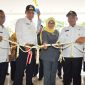Simbolis: Walikota Bekasi dan Wakil Walikota Bekasi Memotong Pita Bunga Sebagai Salah Satu Simbolis Peresmian Gedung Baru Dinas Kesehatan Kota Bekasi.