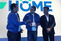 XL Home: (kiri-kanan) Head of Product Home Business XL Axiata, Roy Wishnu Wibowo, Direktur Corporate Strategy & Business Development XL Axiata, Abhijit Navalekar dan Director Business Development NETFLIX, Gaurav Pradhan dalam acara paparan mengenai pengembangan layanan “XL Home”di Jakarta. Rabu (5/12). XL Axiata terus meningkatkan kualitas layanan yang berbasis Fixed Broadband Fiber Optic tersebut sebagai bagian dari upaya XL Axiata untuk terus mengembangkan bisnis melalui sejumlah layanan baru. Untuk itu, layanan XL Home telah diperluas ke area-area baru dan menggandeng NETFLIX guna mendapatkan manfaat bagi pelanggan.