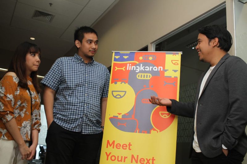 Caption Foto 1:

(Kiri-Kanan) Community Manager Lingkaran.co, Agi Anynditha, CEO TN Kapital, Tiar Karbala, Founder and Headmaster Lingkaran.co, Wendy Pratama berbincang usai menggelar acara 'Founders Brunch Club : Overcoming Failure' di Jakarta, Sabtu (19/1). Kegiatan yang diadakan TN Kapital berkerjasama dengan Lingkaran.co untuk saling bertukar pikiran dengan pelaku usaha di Indonesia. TN Kapital sebagai salah satu Venture Capital (VC) yang berperan aktif dalam perkembangan startup di tanah air bukan hanya memberikan dukungan melainkan juga mentorship, networking, publication dan resource allocation bagi para startup di Indonesia.