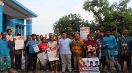 Anggawira Bersama warga Cirebon.