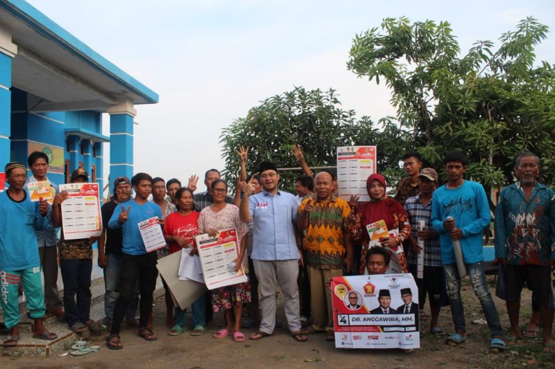 Anggawira Bersama warga Cirebon.