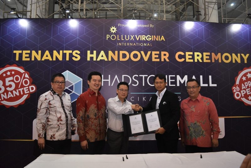 Pengembang kawasan superblok Chadstone Cikarang, PT Pollux Properti Indonesia Tbk melalui anak usahanya PT Pollux Aditama Kencana melakukan Tenant Handover Ceremony di pusat perbelanjaan Chadstone Mall Cikarang, Bekasi, Selasa (29/01) dan turut dihadiri jajaran Direksi beserta Komisaris dari PT Pollux Properti Indonesia Tbk. dan PT Pollux Aditama Kencana serta dihadiri langsung oleh sejumlah perwakilan tenant yang sudah bergabung.  
Tampak dalam gambar : (Ki-Ka) CEO Pollux Mall indonesia, Handoyo K. Setiadi (pertama kiri), CEO PT Pollux Properti Indonesia Tbk, Nico Po (kedua kiri), perwakilan tenant, Presiden Direktur PT Pollux Aditama Kencana, Asmat Amin (keempat kiri) dan Direktur Operational Chadstone Cikarang, Yanto Zefania (paling kanan) berpose bersama saat prosesi Tenant Handover.