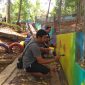 salah satu warga melukis dinding dengan kreatif.