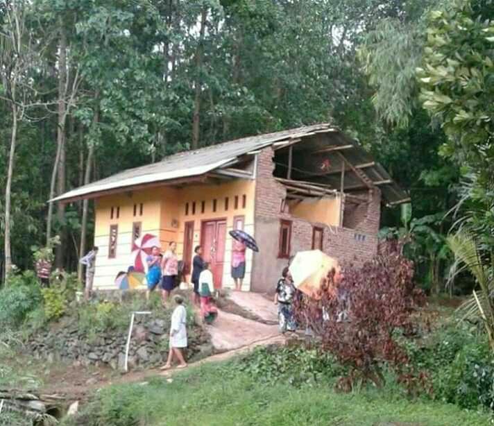 Peristiwa: Rumah Warga Rusak Berat Usai Terkena Angin Puting Beliung.