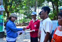 Kartono, koordinator penyaluran bantuan membagikan santunan untuk para korban tsunami selat sunda.