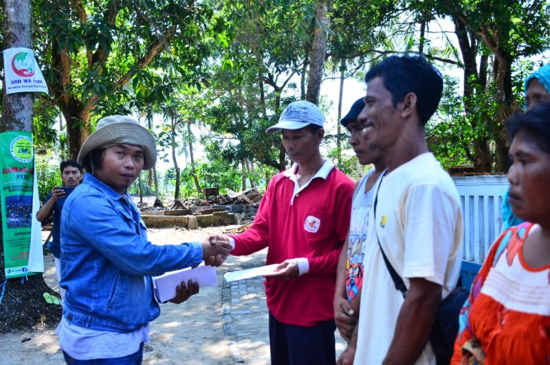 Kartono, koordinator penyaluran bantuan membagikan santunan untuk para korban tsunami selat sunda.
