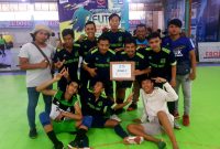 Pose: Tonche dan tim futsal rujuk sangat senang meski meraih runner up.