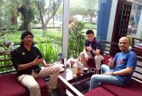(Kiri-Kanan) Ketua relawan PRIDE Jawa Tengah, Wiyoto, Ketua Umum PRIDE, Anthony Leong dan Ketua OKK PRIDE, Zuber Qomaruddin sedang ngobrol santai.