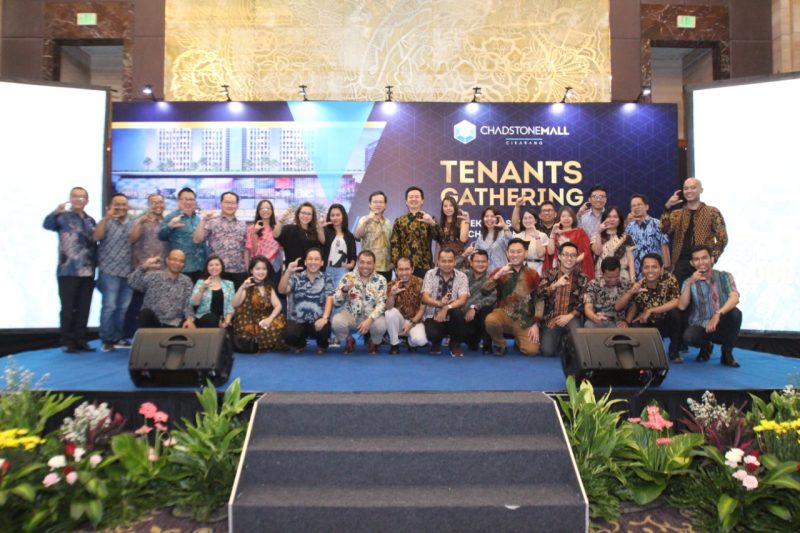 Pengembang megasuperblok Chadstone Cikarang, PT Pollux Aditama Kencana – perusahaan kolaborasi antara PT Pollux Properti Indonesia Tbk. dan Virginia Properti Group, menggelar acara deklarasi buka bersama Chadstone Mall Cikarang yang diadakan di Kempinski Hotel Jakarta. 
Tampak dalam gambar: (Ki-Ka) CEO Pollux Mall Indonesia, Handoyo K. Setiadi (pertama dari kiri), perwakilan tenant, CEO PT Pollux Properti Indonesia Tbk., Nico Po (ke-empat dari kiri), dan Direktur Operational Chadstone Cikarang, Yanto Zefania (paling kanan) berpose bersama saat prosesi penandatanganan deklarasi.
