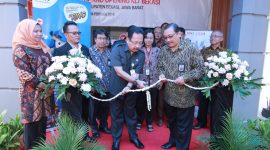 Peresmian: Sekertaris Daerah Kabupaten Bekasi, Uju yang hadir mewakili Pemerintah Kabupaten Bekasi saat peresmian Kantor KLT.