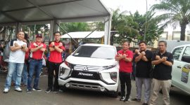 Xpander warna-warni ceria: seluruh jajaran PT. Sun Prima Motors dan PT Mitsubishi Motors Krama Yudha Sales Indonesia melakukan selebrasi dengan gaya khas mitsubishi.
