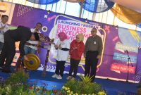 Pukul Gong: Peluncuran program Business Development Services (BDS) Kanwil III DJP Jawa Barat untuk pelaku UMKM di KPP Pratama Bekasi Selatan.