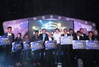 Jajaran manajemen XL Axiata foto bersama seluruh pemenang program kuiz Xtravaganza dan FantAxis sesi-7 di Jakarta. Rabu (6/2). Program 