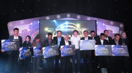 Jajaran manajemen XL Axiata foto bersama seluruh pemenang program kuiz Xtravaganza dan FantAxis sesi-7 di Jakarta. Rabu (6/2). Program 