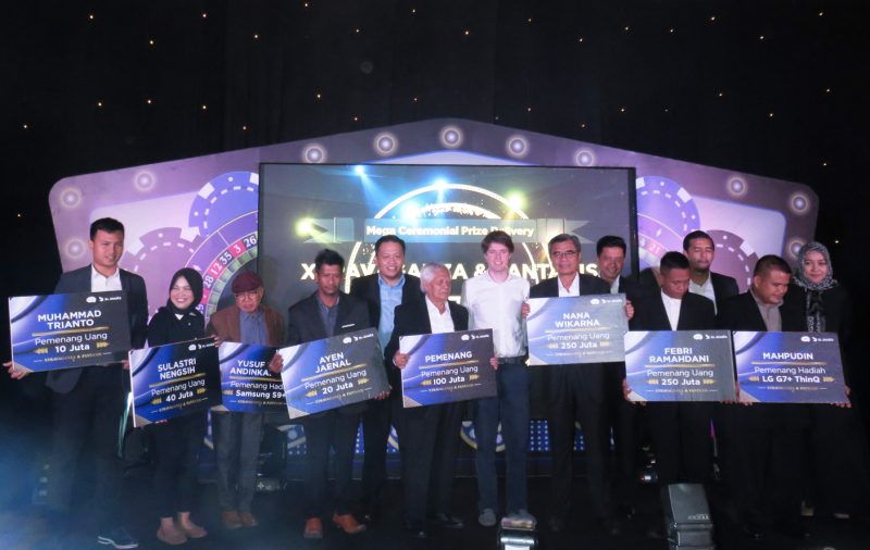 Jajaran manajemen XL Axiata foto bersama seluruh pemenang program kuiz Xtravaganza dan FantAxis sesi-7 di Jakarta. Rabu (6/2). Program 