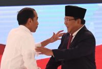Debat Kedua: Joko Widodo dan Prabowo Subianto saling salam dan berpelukan usai debat capres yang kedua