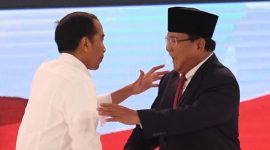 Debat Kedua: Joko Widodo dan Prabowo Subianto saling salam dan berpelukan usai debat capres yang kedua