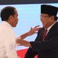 Debat Kedua: Joko Widodo dan Prabowo Subianto saling salam dan berpelukan usai debat capres yang kedua