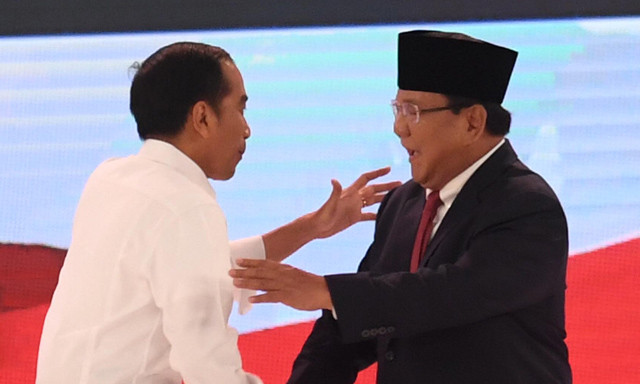 Debat Kedua: Joko Widodo dan Prabowo Subianto saling salam dan berpelukan usai debat capres yang kedua
