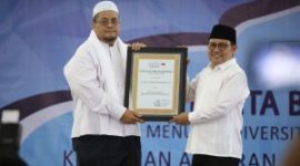 Pembina Yayasan Pelita Bangsa Ir.H.Mardiyana, MM memberikan piagam sebagai salah satu simbolis kepada Muhaimin Iskandar (Cak Imin).