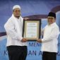Pembina Yayasan Pelita Bangsa Ir.H.Mardiyana, MM memberikan piagam sebagai salah satu simbolis kepada Muhaimin Iskandar (Cak Imin).