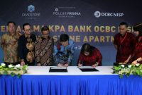 Chadstone Cikarang: Pengembang megasuperblok Chadstone Cikarang, PT Pollux Aditama Kencana – perusahaan kolaborasi antara PT Pollux Properti Indonesia Tbk. dan Virginia Properti Group, menggelar acara Penandatanganan Kerjasama Kredit Kepemilikan Apartmen dengan PT Bank OCBC NISP Tbk. (Bank OCBC NISP) di Noble House, Mega Kuningan.
Tampak dalam gambar: (Ki-Ka) Donisius Adi, Direktur PT. Pollux Aditama Kencana (pertama dari kiri), Michael Tanuwidjaya, Direktur Sales & Marketing PT. Pollux Properti Indonesia Tbk (kedua dari kiri), Yanto Zefania, Direktur Operasional Chadstone Cikarang (ketiga dari kiri), Lie Iwan Aliwayana, Direktur Utama PT. Pollux Aditama Kencana (keempat dari kiri), Veronika Susanti , Customer Solutions Retail Loan Division Head OCBC NISP (kelima dari kiri), Siaw Nerie Suman , Secured Loan Business Head (keenam dari kiri), dan Eric Joseph, Secured Loan Cluster Head (paling kanan) berpose saat memberikan kenang-kenangan sebagai simbol kerjasama yang diberikan pihak bank kepada developer. 