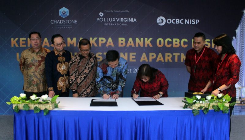 Chadstone Cikarang: Pengembang megasuperblok Chadstone Cikarang, PT Pollux Aditama Kencana – perusahaan kolaborasi antara PT Pollux Properti Indonesia Tbk. dan Virginia Properti Group, menggelar acara Penandatanganan Kerjasama Kredit Kepemilikan Apartmen dengan PT Bank OCBC NISP Tbk. (Bank OCBC NISP) di Noble House, Mega Kuningan.
Tampak dalam gambar: (Ki-Ka) Donisius Adi, Direktur PT. Pollux Aditama Kencana (pertama dari kiri), Michael Tanuwidjaya, Direktur Sales & Marketing PT. Pollux Properti Indonesia Tbk (kedua dari kiri), Yanto Zefania, Direktur Operasional Chadstone Cikarang (ketiga dari kiri), Lie Iwan Aliwayana, Direktur Utama PT. Pollux Aditama Kencana (keempat dari kiri), Veronika Susanti , Customer Solutions Retail Loan Division Head OCBC NISP (kelima dari kiri), Siaw Nerie Suman , Secured Loan Business Head (keenam dari kiri), dan Eric Joseph, Secured Loan Cluster Head (paling kanan) berpose saat memberikan kenang-kenangan sebagai simbol kerjasama yang diberikan pihak bank kepada developer. 