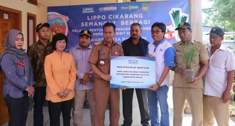 Head of Township and Services PT Lippo Cikarang Tbk Agna Sujuddiena (Ketiga dari kiri) melakukan serah terima bibit serai ke Camat Cikarang Selatan Drs. Sopian Hadi (kelima dari kanan) pada acara Penyuluhan Pencegahan DBD di Desa Pasirsari. 
