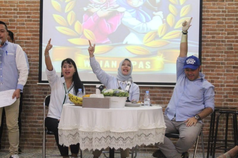 Dr. Anggawira , Ibu Nurasia Uno dan Ketua Relawan Wajan Pas saling memberikan kiat-kiat dalam berbisnis.