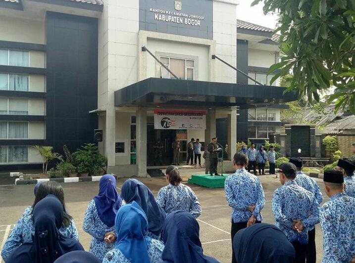 Aktivitas di Kantor Kecamatan Jonggol, Kabupaten Bogor.