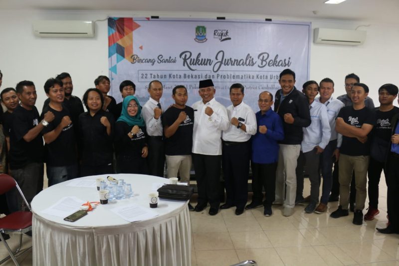 Walikota Bekas Rahmat Effendi besera para pembicara lainnya dan anggota Rukun Jurnalis Bekasi melakukan sesi foto bersama usai diskusi bincang santai.