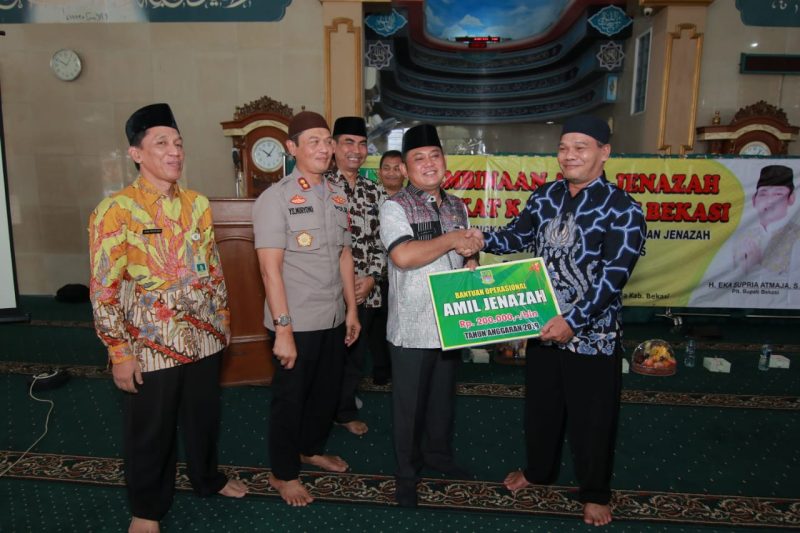 Simbolis: Plt. Bupati Bekasi Eka Supria Atmaja yang turut hadir secara langsung mengakatan bekerja sebagai Amil Jenazah merupakan Profesi yang sangat mulia, karena jarang ada orang yang mau Jadi Amil Jenazah.