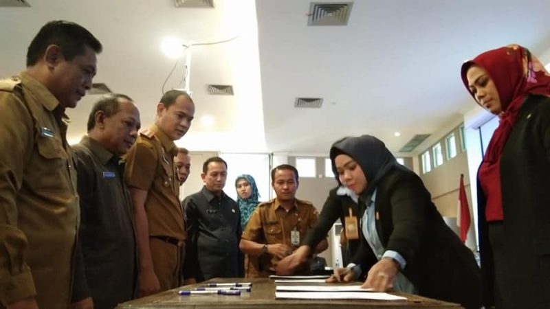 Penandatangan MoU antara pejabat Pemkab Karawang dengan Kejaksaan Negeri Karawang.