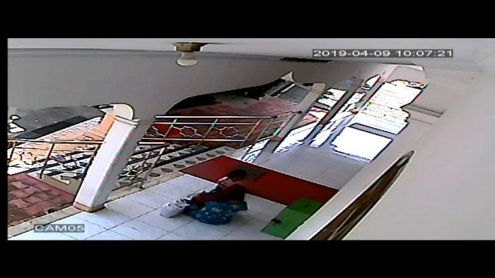CCTV yang merekam aksi penculikan balita usia tiga tahun di_lingkungan Masjid Al Amin Bintara Jaya III Kecamatan Bekasi Barat Kota Bekasi