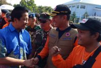 Region Group Head XL Axiata Jabodetabek, Bambang Parikesit (batik biru) menyapa Kepala BNPB, Letnan Jenderal TNI Doni Monardo usai mengikuti rangkaian kegiatan dalam peringatan Hari Kesiapsiagaan Bencana 2019 yang digelar oleh BNPB di Lapangan Sesko AU, Lembang, Jawa Barat pada Jumat (26/4). XL Axiata menjalin kerjasama dengan BNPB dalam rangka penanganan bencana Indonesia melalui penandatanganan nota kesepahaman antara XL Axiata dan BNPB.