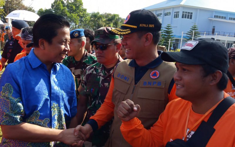 Region Group Head XL Axiata Jabodetabek, Bambang Parikesit (batik biru) menyapa Kepala BNPB, Letnan Jenderal TNI Doni Monardo usai mengikuti rangkaian kegiatan dalam peringatan Hari Kesiapsiagaan Bencana 2019 yang digelar oleh BNPB di Lapangan Sesko AU, Lembang, Jawa Barat pada Jumat (26/4). XL Axiata menjalin kerjasama dengan BNPB dalam rangka penanganan bencana Indonesia melalui penandatanganan nota kesepahaman antara XL Axiata dan BNPB.