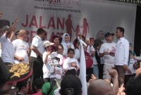 Foto bersama: drg. Putih Sari dengan para relawan Roemah Djoeang Prabowo-Sandi dan masyarakat Karawang peserta jalan sehat yang diadakan pada 7 April 2019.

