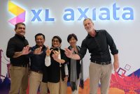 Direktur Corp.Strategy & Bussiness Development XL Axiata, Abhijit Navalekar, Direktur Finance XL Axiata, Mohamed Adlan bin Ahmad Tajudin, Presiden Direktur XL Axiata, Dian Siswarini, Direktur Teknologi XL Axiata, Yessie D. Yosetya, dan Direktur Komersial XL Axiata, Allan Bonke dalam acara  Rapat Umum Pemegang Saham Tahunan (Rapat) PT XL Axiata Tbk (XL Axiata) di Jakarta, Senin (29/4).