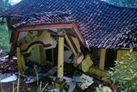 Tanah Bergerak di Majalengka mengakibatkan rumah rusak.
