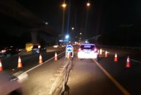 contra flow tol jakarta - cikampek pada minggu malam.